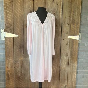 Vanity Fair Light Pink Button Up Peignior